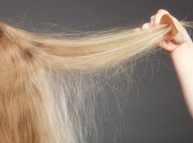 Frau mit statisch aufgeladenen Haaren