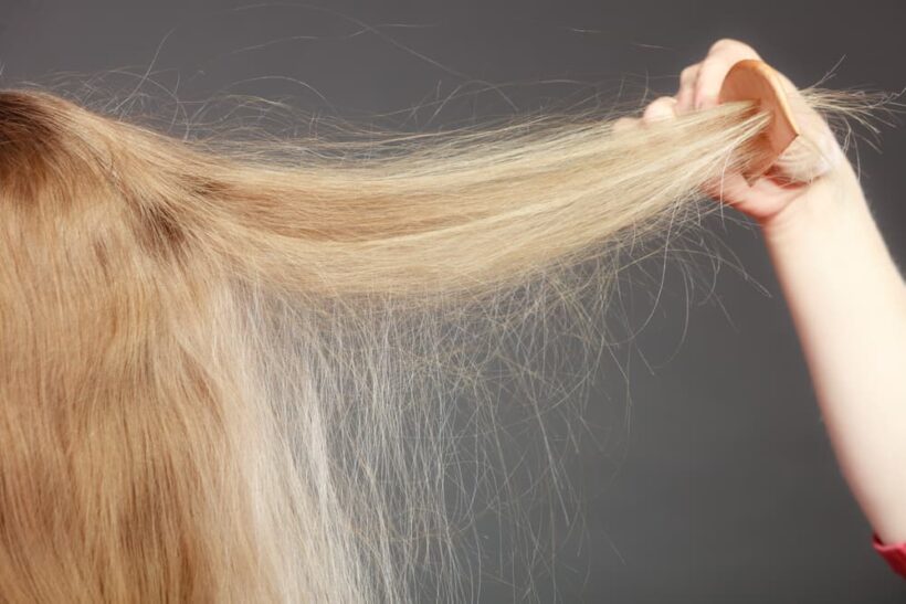 Frau mit statisch aufgeladenen Haaren